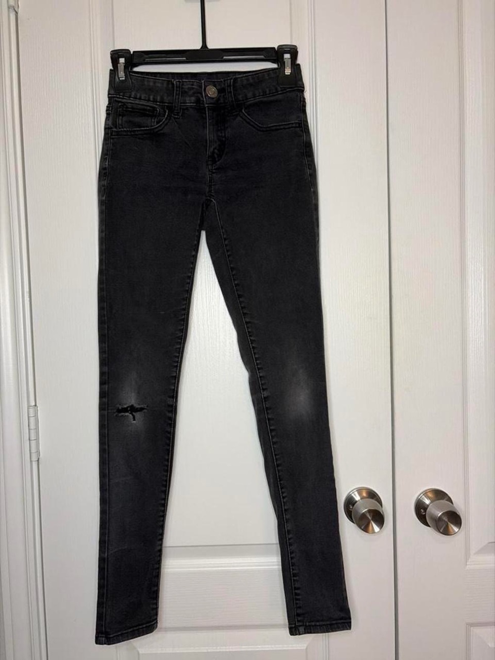 Women's Black Skinny High-Rise Jeans with Knee Distress